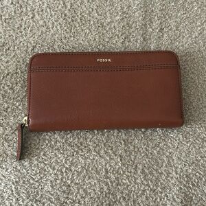 Fossil wallet with zipper